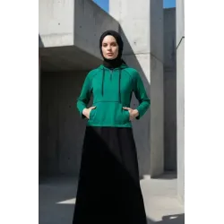 فستان أسود بغطاء رأس وجيب أمامي