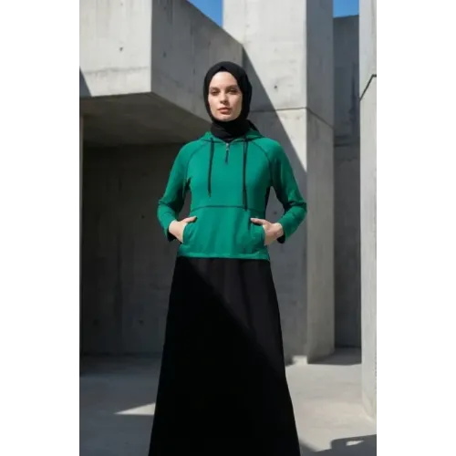 فستان أسود بغطاء رأس وجيب أمامي فستان أسود بغطاء رأس وجيب أمامي